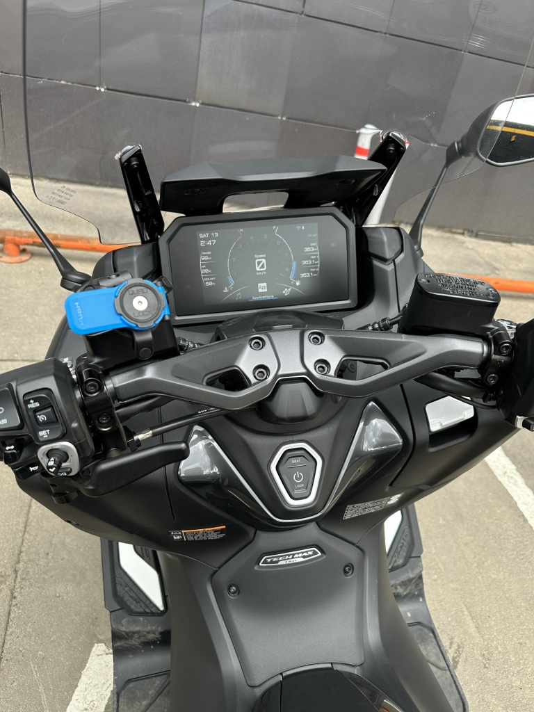 Установка крепления Quad Lock на скутер Yamaha TMAX 560